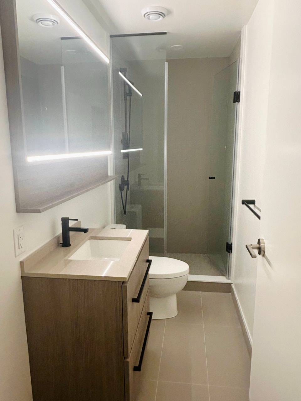 Beautiful 1b1b Condo for Rent at 425 Front Street East 5