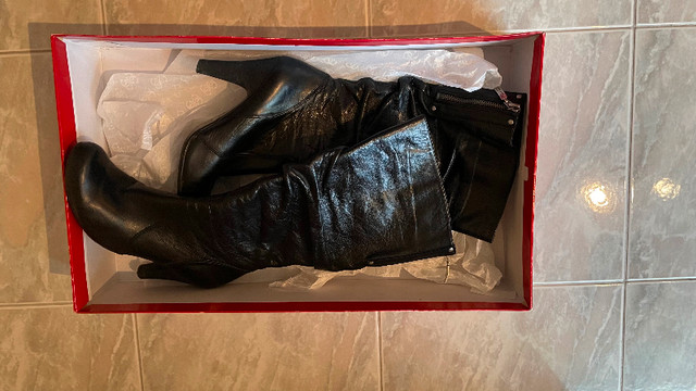 Guess Black Leather Zip Up Slouch Boots Size 6.5 M Women dans Femmes - Chaussures  à Laval/Rive Nord - Image 4