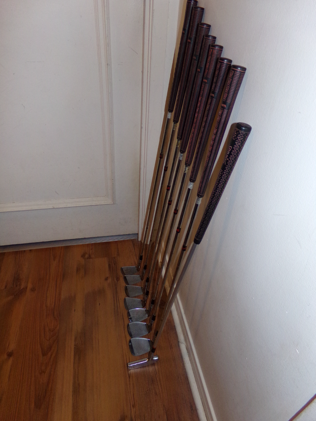 LADIES "WILSON" 11 CLUB SET OF GOLF CLUBS/ALL IN ONE BAG/  CART in Golf in Kingston - Image 7