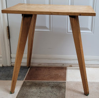 Belle table en bois, très solide 22’’ Long X14’’ large X22’’ hau