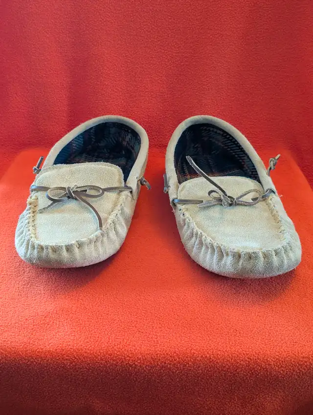 Men's size 8 soft beige moccasin slippers in Men's Shoes in Edmonton - Image 3