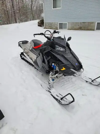 Polaris RMK Khaos 850 2020 de 155 pi avec chenilles à crampons de 2,67 po à vendre. 1080 km au compt...
