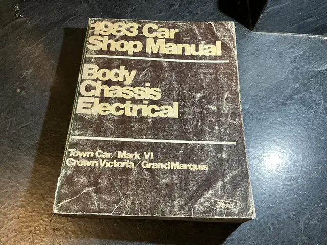 1983 Ford Manual Crown Victoria Lincoln Town Car Mark VI Marquis in Non-fiction in Parksville / Qualicum Beach - Image 2