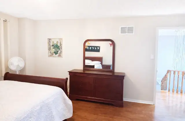Furnished Top-Floor Room in Brampton for Student or Workin in Room Rentals & Roommates in Mississauga / Peel Region - Image 3
