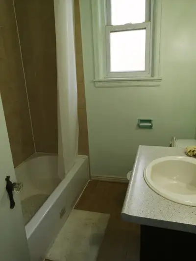 Main floor rooms near Mc for rent