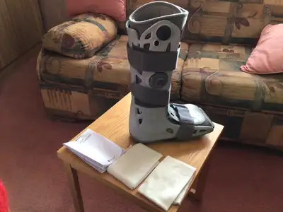 BOTTE ORTHOPÉDIQUE AIRCAST PIED DROIT MEDIUM ET 2 BAS (alternative au plâtre, soulagement de la doul...