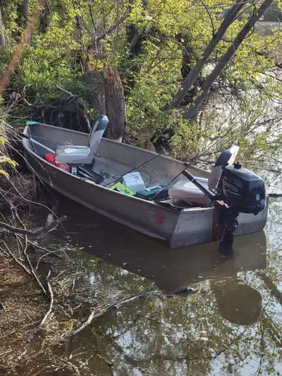 Hey guys I'm selling this nice little aluminum boat has no leaks fits nicely in the back of a pickup...