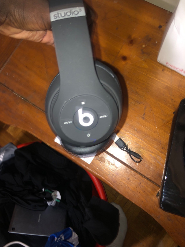 Beats Studio 3s in Headphones in Windsor Region - Image 3