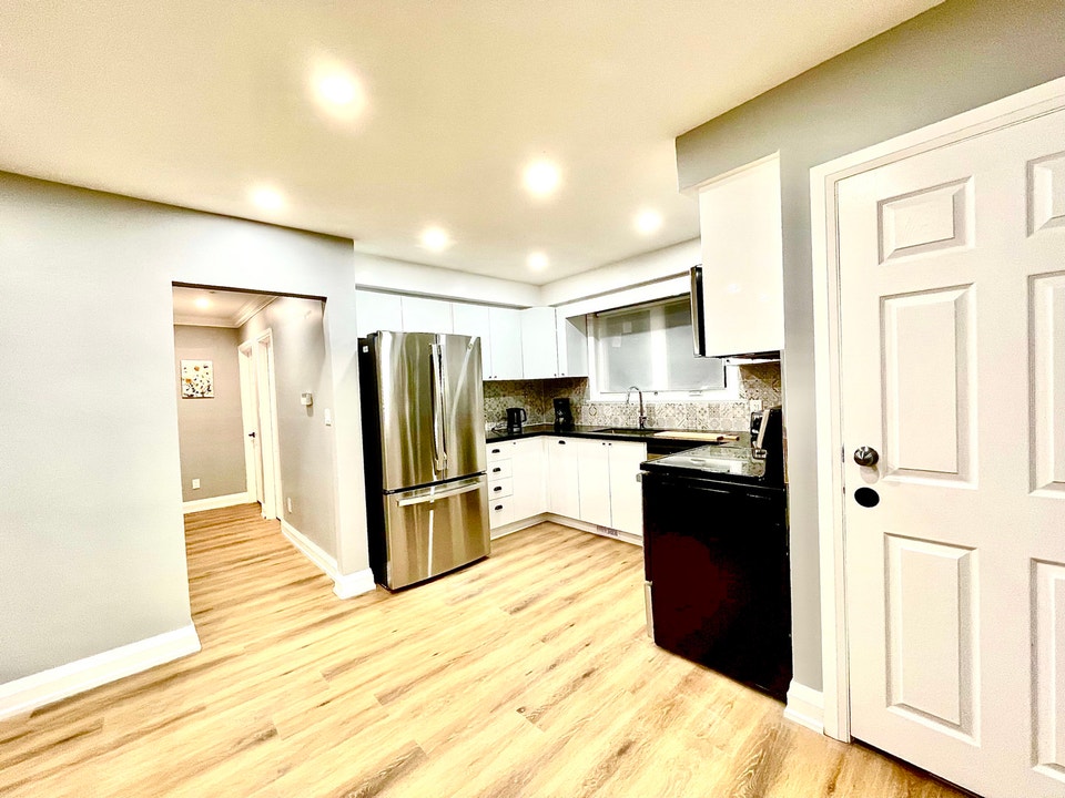 Super nice 3 bdr, 2 washrooms main floor house in Etobicoke 5