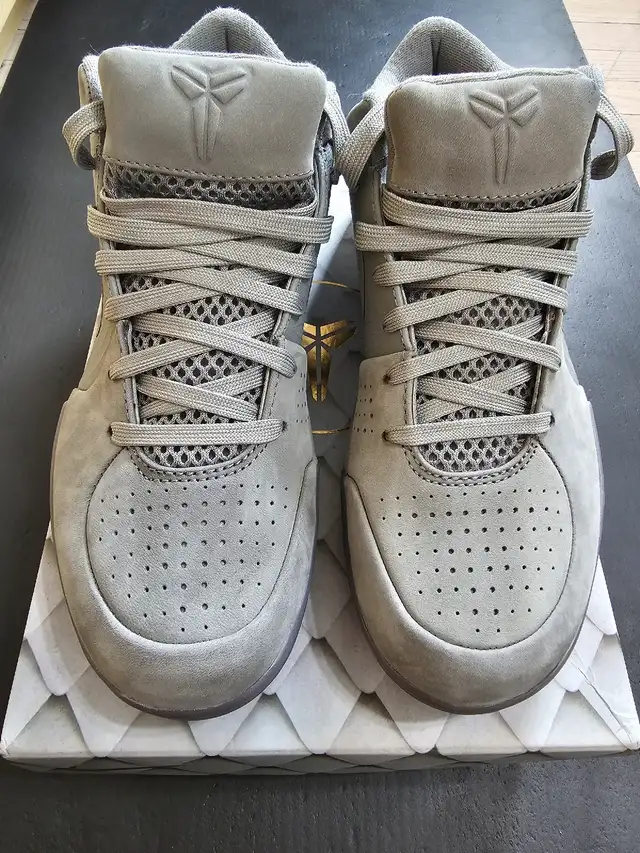 Kobe 4 Fade to Black size 8 in Men's Shoes in Mississauga / Peel Region - Image 3