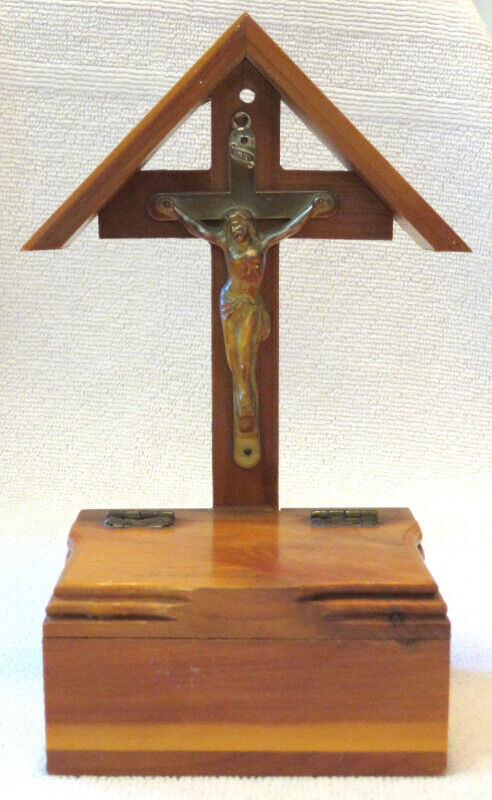 Crucifix en bois avec coffre en bois et chapelet, années 1950 dans Art et objets de collection  à Ville de Québec - Image 3