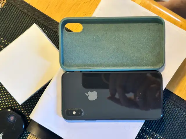iPhone Xs - 256Gb - Mint Cond in Cell Phones in Sudbury - Image 4