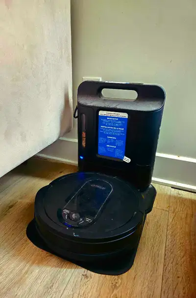 Smart robot vacuum in good working condition. Cleans automatically, easy to use, and helps keep floo...