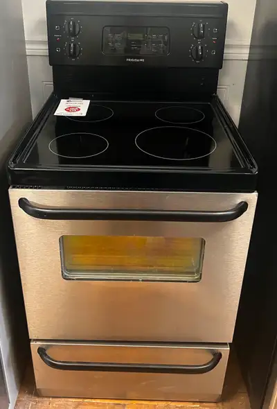 Plaque de cuisson vitrocéramique à 4 zones Four électrique avec grande capacité Design moderne Utili...