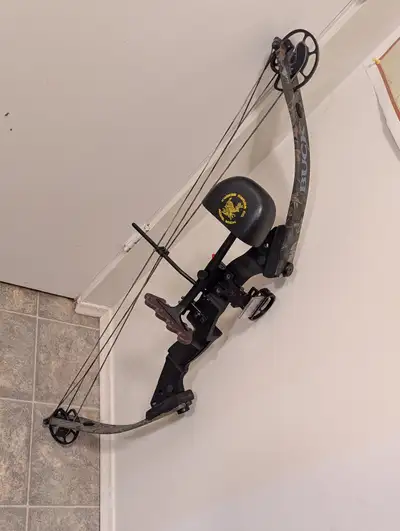 Hunting Bow. Compound Bow. Buck Knives Archery (Tomcat) 70 Lbs draw weight. Like new condition. No a...