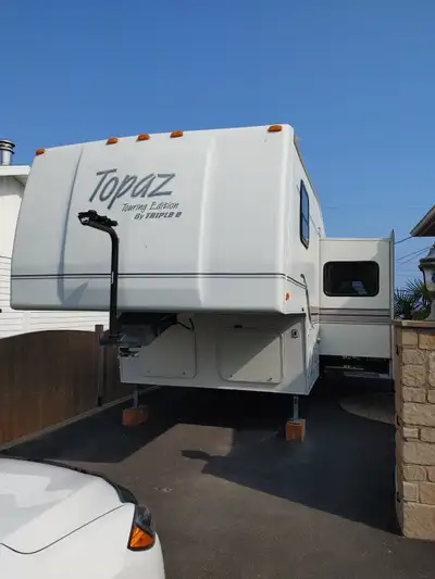 Fifth wheel bon état, auvent et poteaux neufs. À vendre car plus de temps pour faire du camping. App...