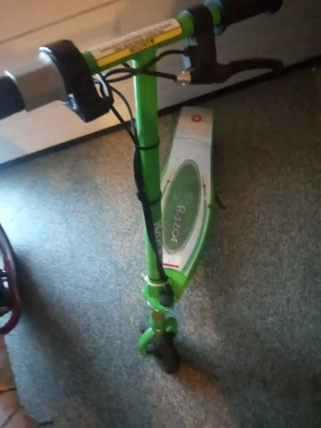 Razor Scooter used electric works perfectly missing charger in Other in Oakville / Halton Region - Image 2
