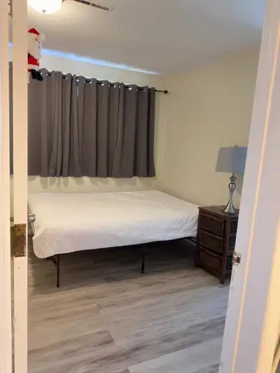 Clean accommodation, Includes heat and water. Power is shared with the other tenant. Walking distanc...