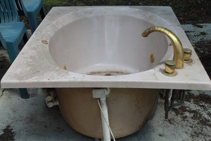 BEAUTIFUL WHIRLPOOL BATHTUB BONE 18 X 42 X 59 Bathwares Hamilton