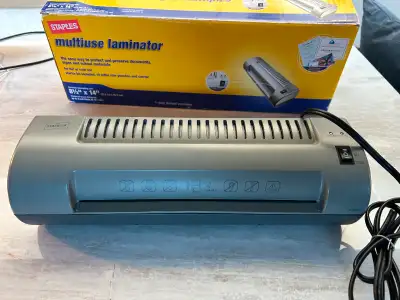 Machine pour plastifier documents marque Staples ( bureau en gros) Format 8 1/2 '' et 14 ''. PLastif...