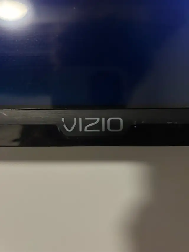 Vizio D40f-G9 Smart TV comes with remote in TVs in Ottawa - Image 3