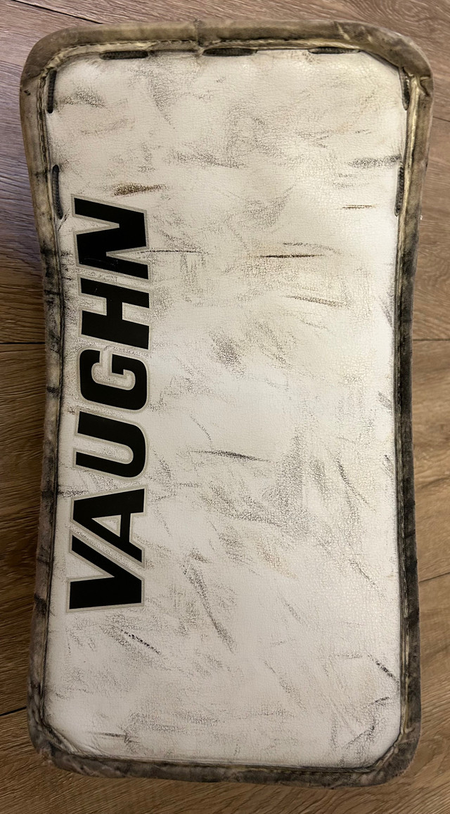 Vaughn V4 7600 Blocker in Hockey in Calgary