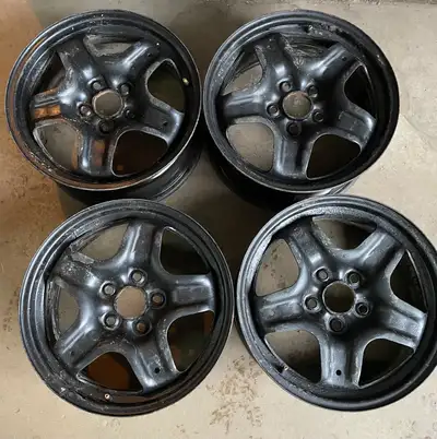 Selling a set of 17in steel oem gm rims. Bolt pattern is 5x120 they came off a 2014 Chevy equinox. A...