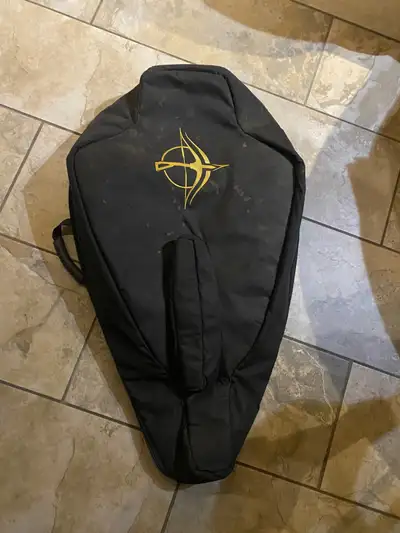 étui d'arbalète en nylon, en très bonne condition, aucune déchirures. 3 compartiments à l'intérieur...