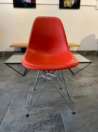 EAMES HERMAN MILLER MOLDED PLASTIC CHAIRSWIRE SUPPORT BASE. 