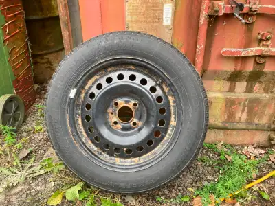 4 pneus à clous Nokian Hakkapeliitta 10 205/60R16 Usure des pneus ils sont à 6mm Neuf ils sont à 9mm...