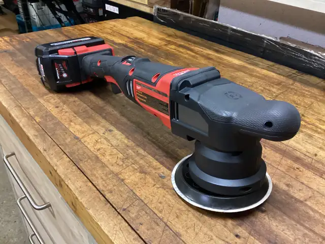 MILWAUKEE M18 FUEL BR. 15MM RANDOM ORBITAL POLISHER/6.0 AH BATT. in Power Tools in Barrie - Image 9