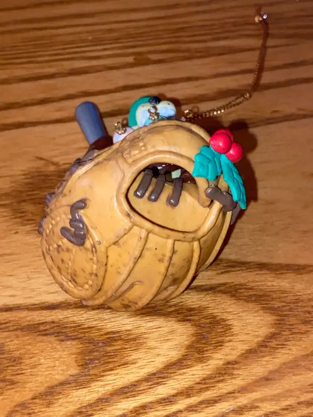 Vintage Taz Warner Baseball Christmas Ornament Glove Tasmani in Arts & Collectibles in St. Catharines - Image 5