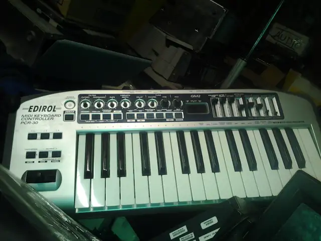 ROLAND EDIROL MIDI KEYBOARD CONTROLLER PCR-30 with usb MANY othe in Pianos & Keyboards in City of Montréal - Image 2