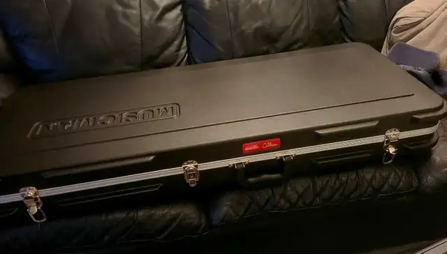 music man ebmm hard case for Cutlass guitar in Guitars in Barrie - Image 2