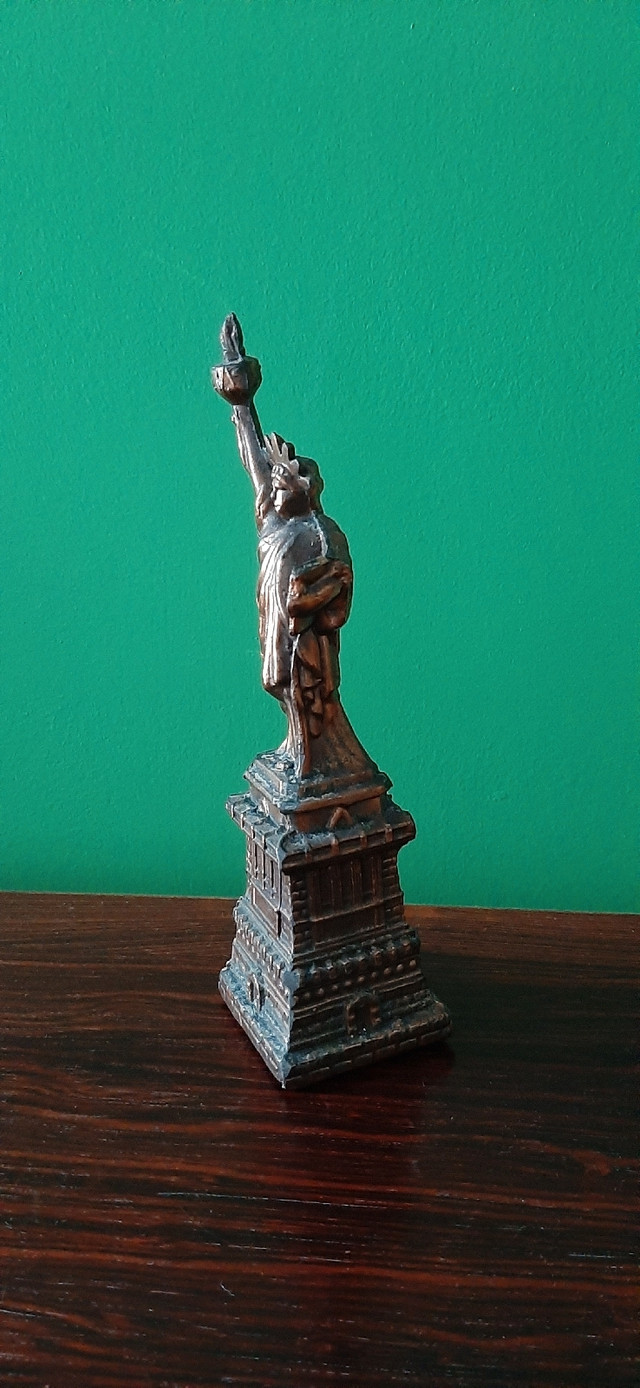 Vintage Statue of Liberty copper statue dans Art et objets de collection  à Ville de Montréal - Image 4
