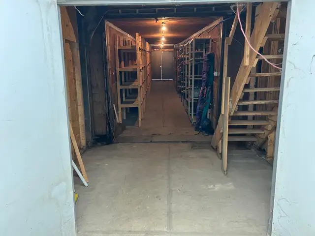 Unique Warehouse / Shop Leaside Business Park in Commercial & Office Space for Rent in City of Toronto - Image 4