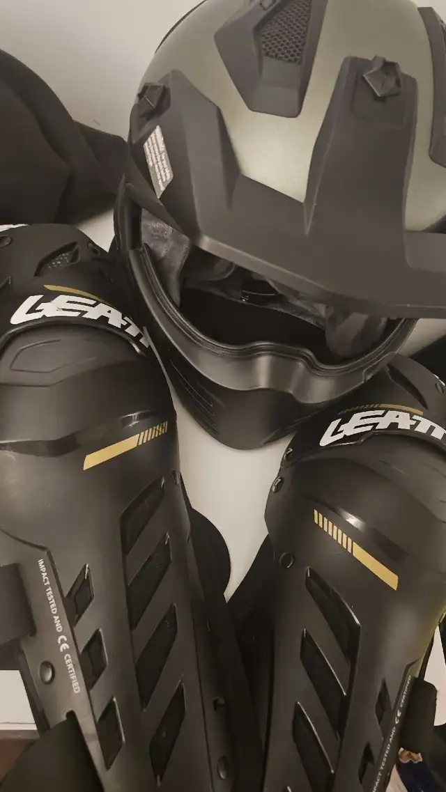 Motorcycle Helmet and Knee pad in Other in Markham / York Region - Image 2