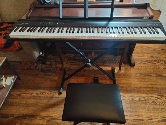 Roland 88 keys GO PIANO, like new, 88 semi-weighted keys in Pianos & Keyboards in City of Toronto - Image 4