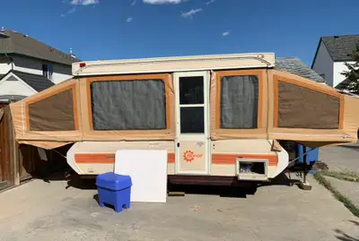 Check out this Bonair pop up camper, ready for your next adventure! This camper has been well-loved...