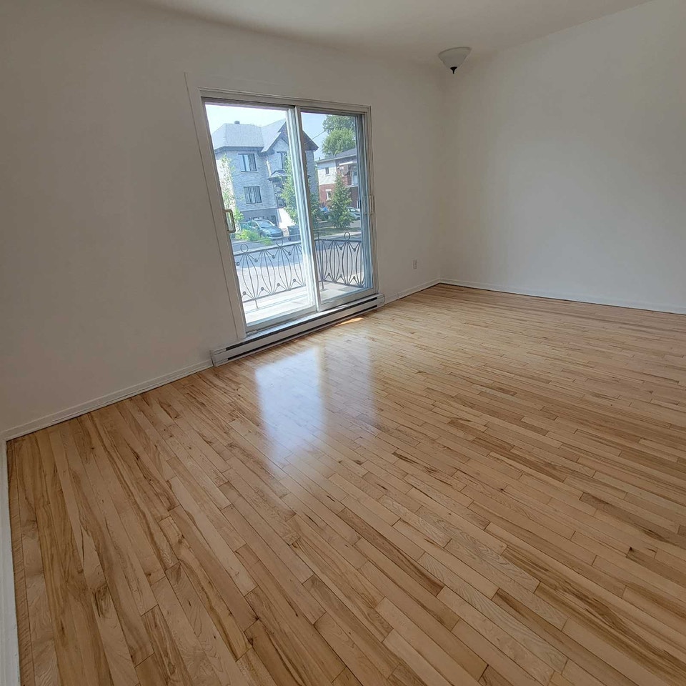 Superb Very Bright and Freshly Renovated 4½ in Longueuil. 5