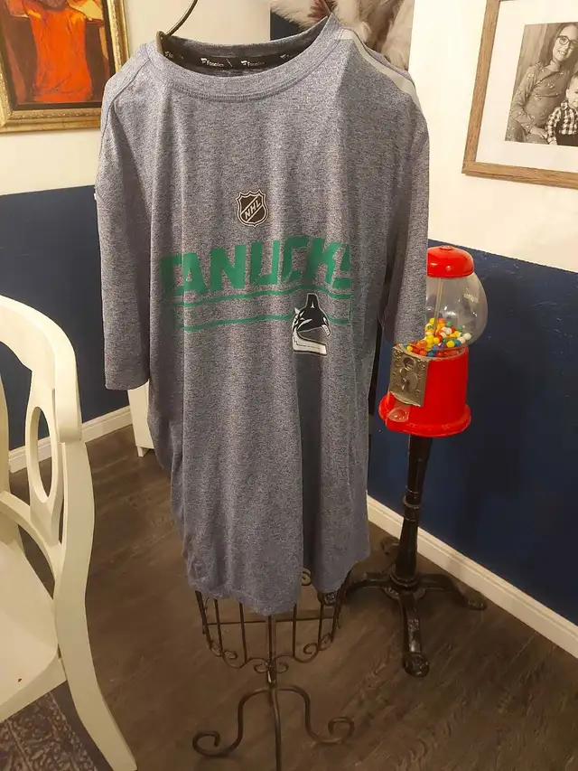 Vancouver Canucks t shirt medium 