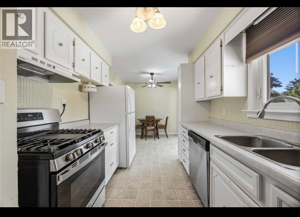 993 Highway Drive a beautiful home in Sarnia 4