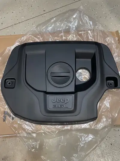 This is a new Mopar Jeep 3.6-liter engine cover designed to fit various Jeep models equipped with th...