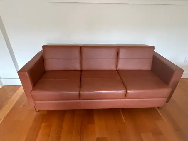 Leather sofa in Couches & Futons in City of Halifax - Image 2