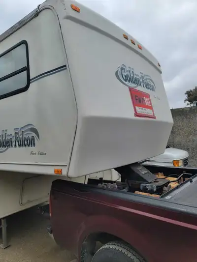 1999 30' Golden Falcon 5th wheel,travel edition. Sleeps 6 lots of living area. Lots of storage,with...