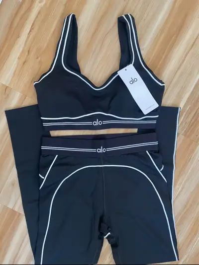 Alo Hello, I am selling my brand new Alo yoga set Airbrush Heart Throb Bra and Airbrush High-Waist H...