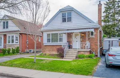 Student rooms available for 12 mo lease to male Mcmaster students in house licensed for rentals by t...