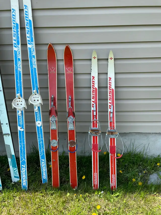 Vintage skis and poles in Arts & Collectibles in Ottawa - Image 5