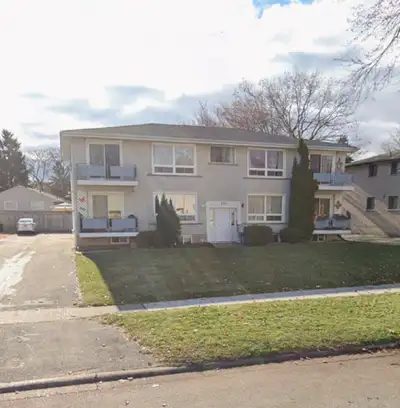 2 bed, 1 bath upper level apartment in 6-plex. Near Grey and Linden. Available April 1. Fresh paint,...