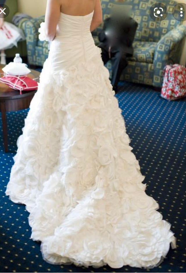 Galina Signature Ivory Wedding Dress in Wedding in Markham / York Region - Image 2